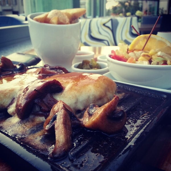 Foto diambil di Marbella Restaurant &amp; Bistro oleh zeki y. pada 8/12/2013