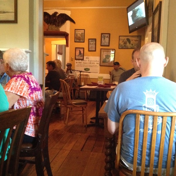 Das Foto wurde bei Walnut Hills Restaurant &amp; Round Table von Ericka L. am 5/23/2014 aufgenommen