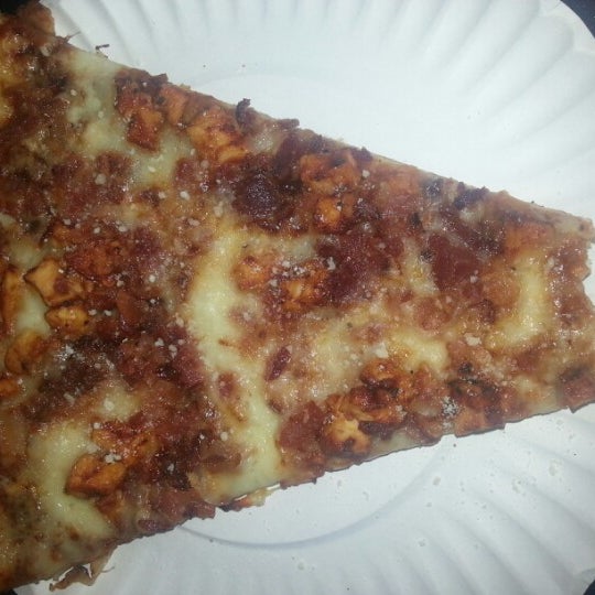 5/21/2013にAleesia J.がSlices Pizzaで撮った写真