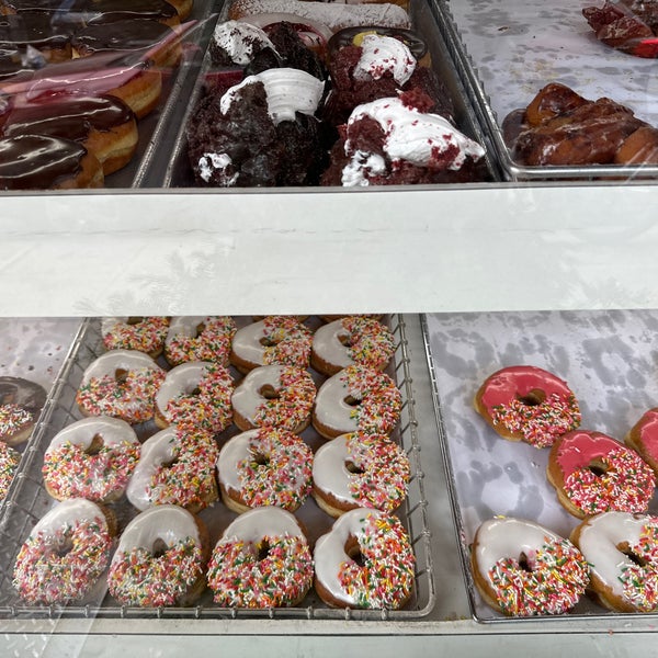 Foto tomada en Peter Pan Donut &amp; Pastry Shop  por Zach L. el 6/4/2023