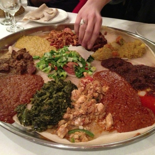 Das Foto wurde bei Demera Ethiopian Restaurant von Aaron E. am 3/24/2013 aufgenommen