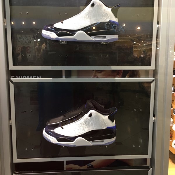 Shoe Store in Serramonte