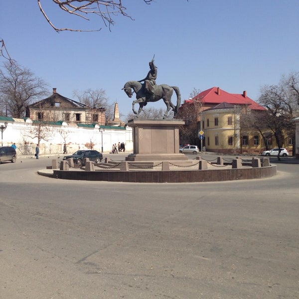 Курмангазы 61а. Памятник курмангазы астрахань. памятник курмангазы. бюст курмангазы.