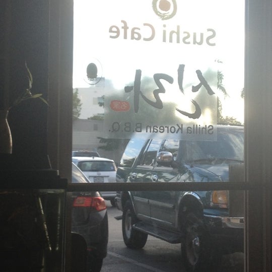 Foto scattata a Sushi Cafe &amp; Shilla Korean Restaurant da Oswaldo R. il 12/6/2012