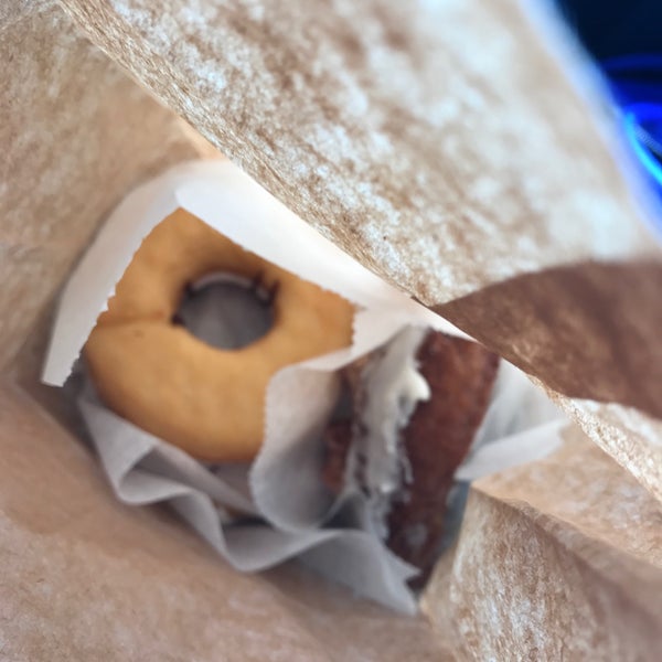 Foto scattata a Sugar Shack Donuts &amp; Coffee da Alyssa il 9/9/2017