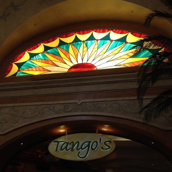 Foto tirada no(a) Tango&#39;s Lounge por Beth T. em 5/5/2015