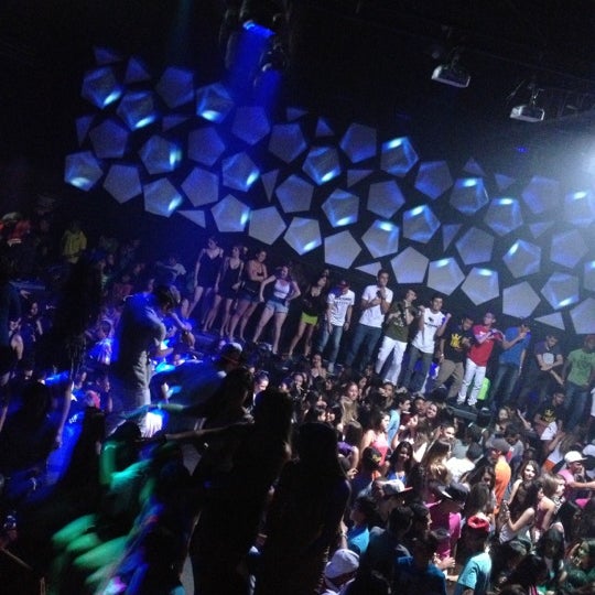 รูปภาพถ่ายที่ Eazy Club โดย Rai M. เมื่อ 12/8/2012