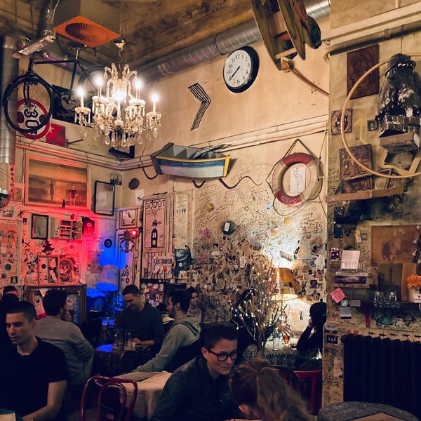Das Foto wurde bei Csendes Vintage Bar &amp; Cafe von Hellga P. am 11/30/2022 aufgenommen