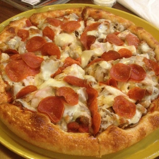 Das Foto wurde bei Georgio&#39;s Pizza von Steven G. am 12/14/2012 aufgenommen