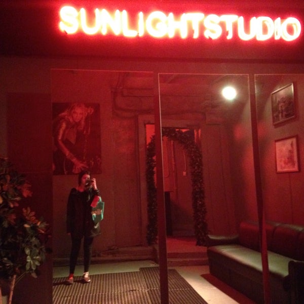 รูปภาพถ่ายที่ Sunlightstudio โดย Elizabeth P. เมื่อ 6/8/2016