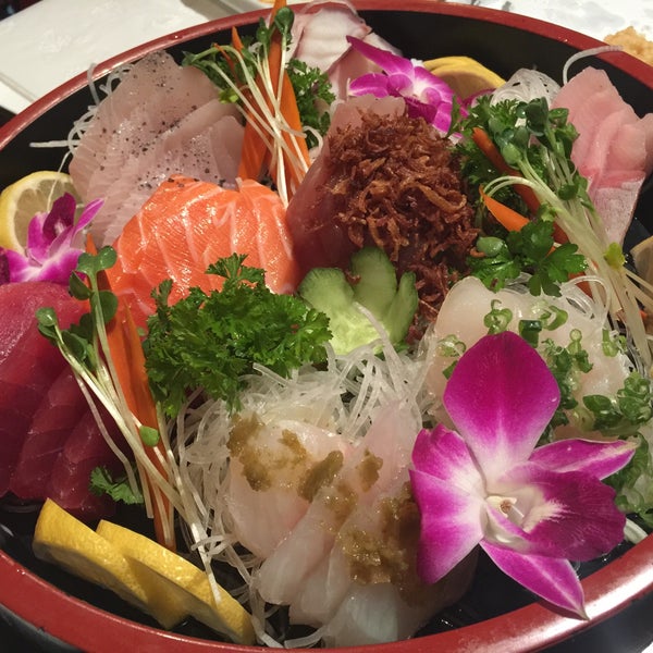 11/24/2015 tarihinde Tad K.ziyaretçi tarafından Shiki Sushi'de çekilen fotoğraf