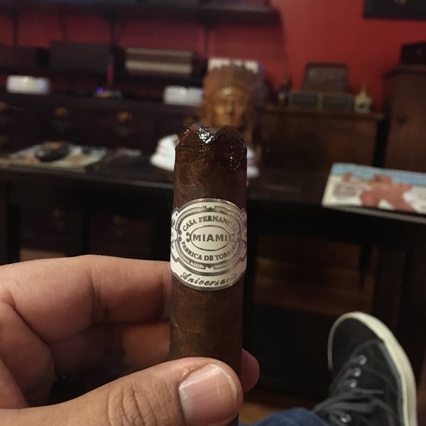 2/7/2018 tarihinde Nick A.ziyaretçi tarafından La Casa Del Tabaco Cigar Lounge'de çekilen fotoğraf