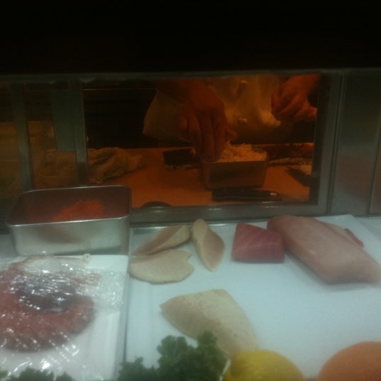 Foto scattata a Okura Robata Sushi Bar and Grill da Rein Murre -. il 8/25/2011