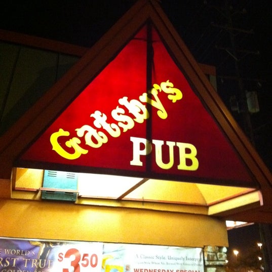 Photo taken at Gatsby&#39;s Pizza &amp; Pub by Mary Ann K. on 9/29/2011