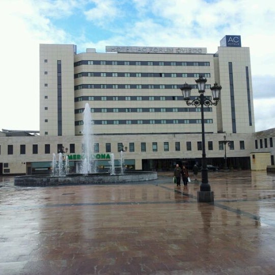 2/1/2012にAutoescuela kmZERO O.がAC Hotel Oviedo Forumで撮った写真