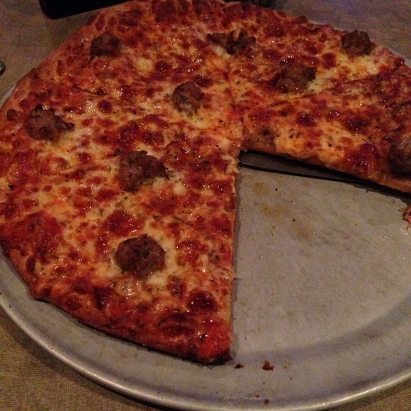 7/13/2013 tarihinde Julian B.ziyaretçi tarafından Pizza Luce'de çekilen fotoğraf