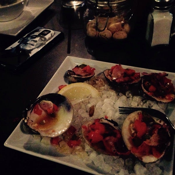 Foto diambil di Harry&#39;s Oyster Bar &amp; Seafood oleh Kim M. pada 8/9/2015