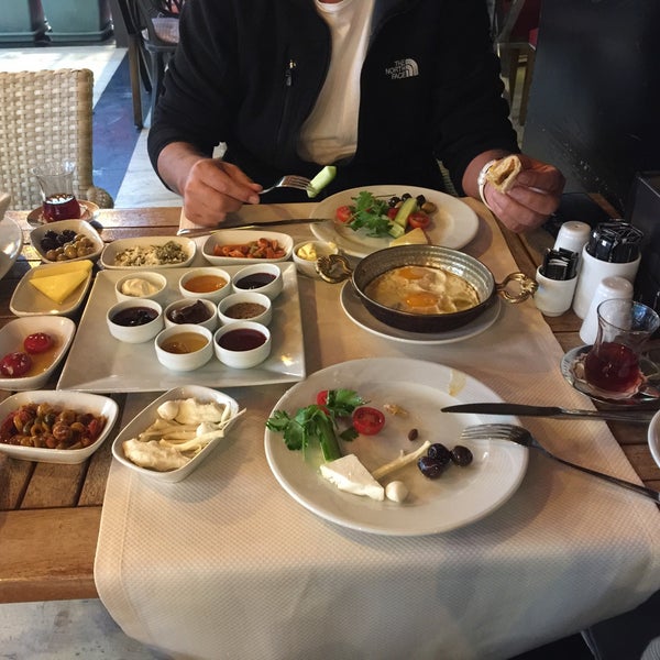 Photo prise au Zevahir Restoran par Fatos B. le10/6/2019