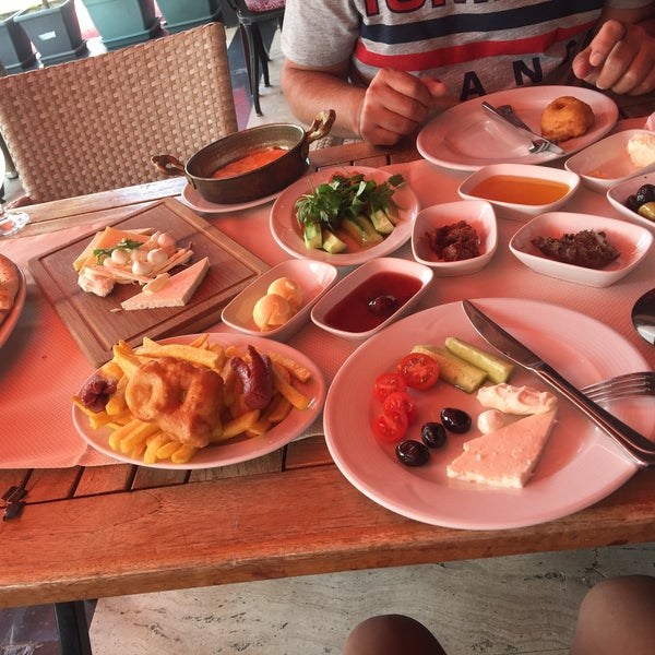 Photo prise au Zevahir Restoran par Fatos B. le6/8/2019