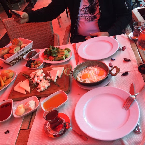 Foto diambil di Zevahir Restoran oleh Fatos B. pada 11/4/2018