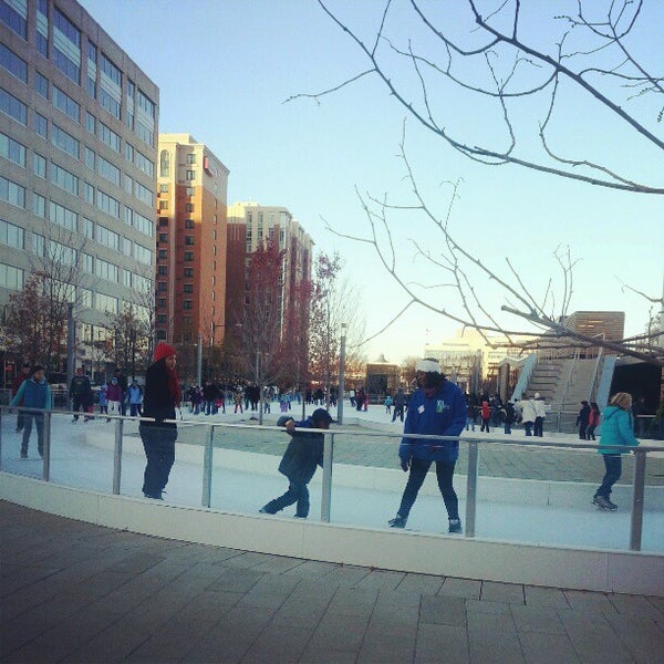 Foto tomada en Canal Park Ice Rink  por Deebs D. el 11/25/2012