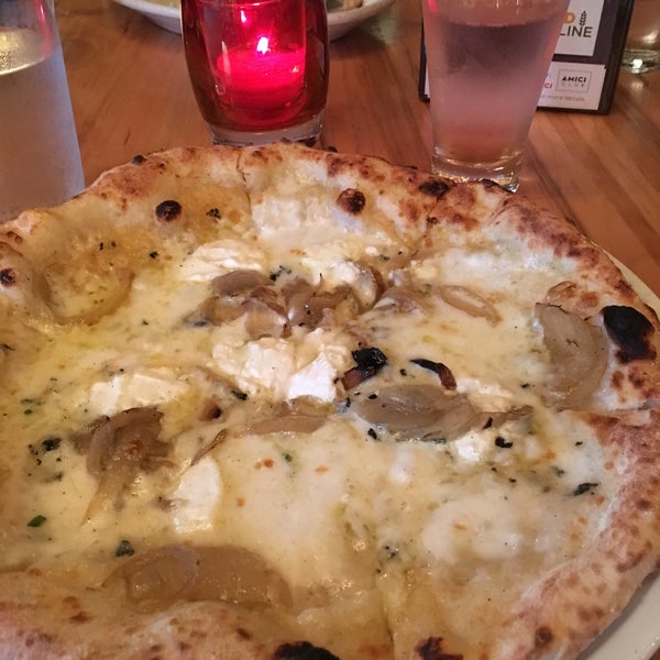 9/12/2016 tarihinde Olivia C.ziyaretçi tarafından Tutta Bella Neapolitan Pizzeria'de çekilen fotoğraf