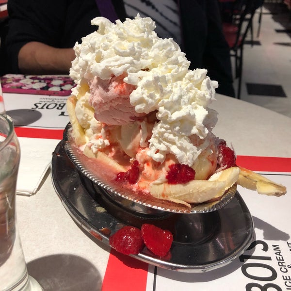 รูปภาพถ่ายที่ Cabot&#39;s Ice Cream &amp; Restaurant โดย Vatche A. เมื่อ 4/18/2019