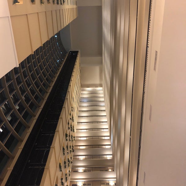Foto scattata a Embassy Suites by Hilton da Vatche A. il 5/22/2019