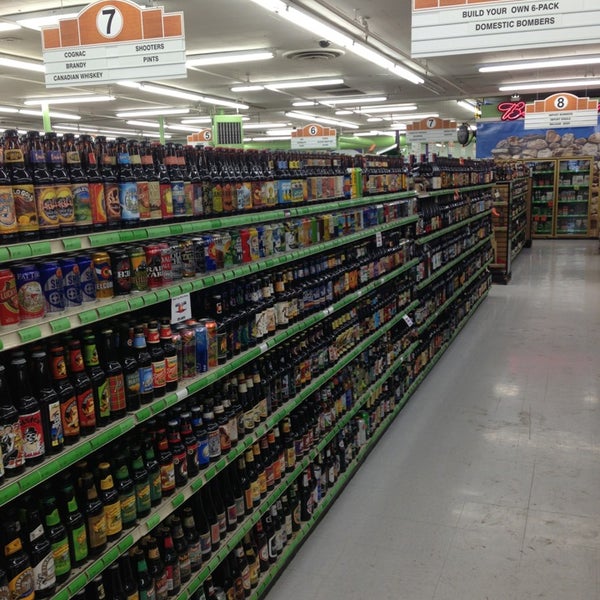 รูปภาพถ่ายที่ Liquor Mart โดย Brian S. เมื่อ 12/7/2013