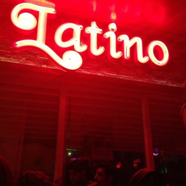 5/4/2013 tarihinde İdil Vesekziyaretçi tarafından Latino Bar'de çekilen fotoğraf
