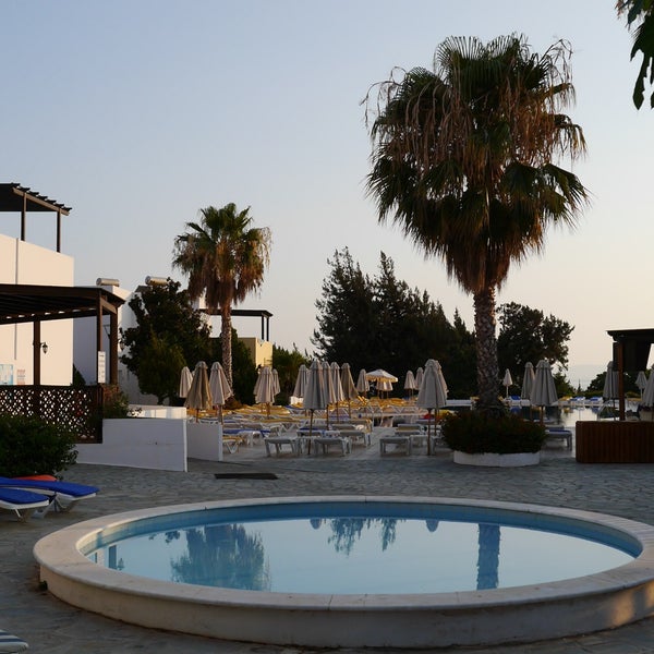 Great place to stay in Pefkos, 50m from the beach, 2 big pools and a baby pool. 2 great bars with nice food and drinks.