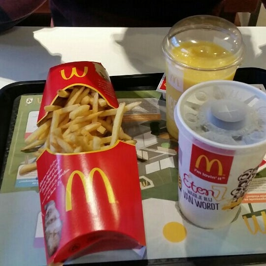 รูปภาพถ่ายที่ McDonald&#39;s โดย Zenia เมื่อ 6/1/2015