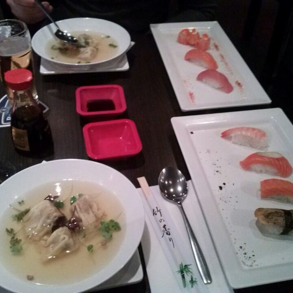 Foto scattata a Ask de Chef - Fusion | Sushi | Lounge da Zenia il 5/10/2013