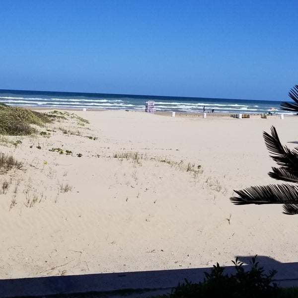 รูปภาพถ่ายที่ Isla Grand Beach Resort โดย Suzanne G. เมื่อ 4/11/2018