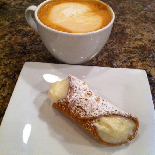Foto tirada no(a) Coffee &amp; Cakes por Mark R. em 11/23/2012