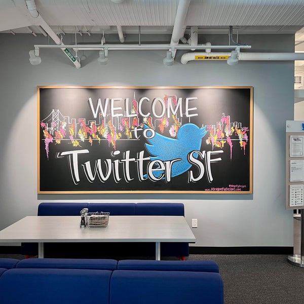 รูปภาพถ่ายที่ Twitter HQ โดย Tim P. เมื่อ 3/15/2022
