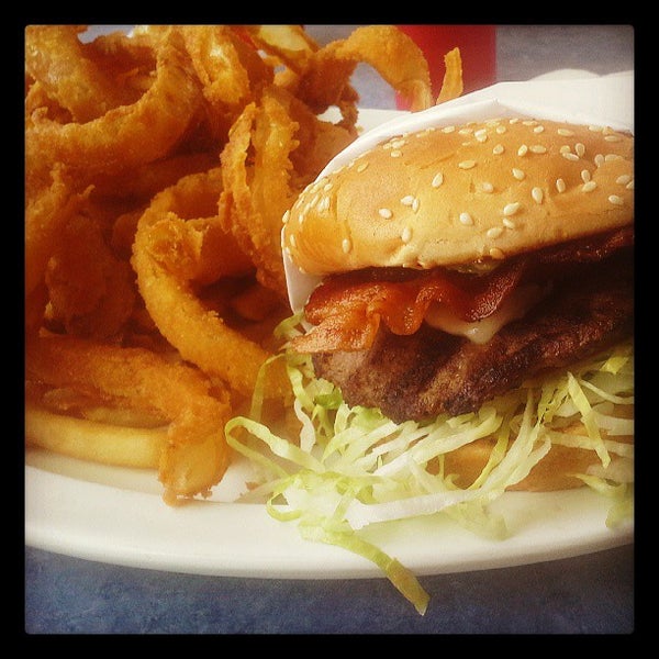 Foto tomada en George&#39;s Burgers  por ᴡ S. el 7/2/2013