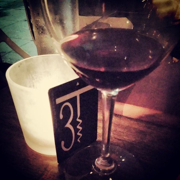 Foto diambil di 3Twenty Wine Lounge oleh ᴡ S. pada 6/21/2014