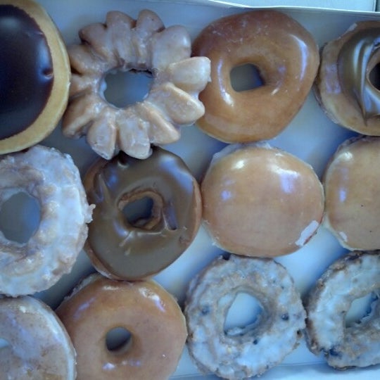 1/6/2013 tarihinde Jeannette W.ziyaretçi tarafından Krispy Kreme'de çekilen fotoğraf