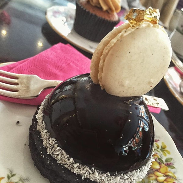 This is Darling, such an appropriate name! Chocolate mousse, vanilla cremeux, on top of a dark, rich and moist cocoa cake and a vanilla macaron to crown it all. I miss you already, Darling.