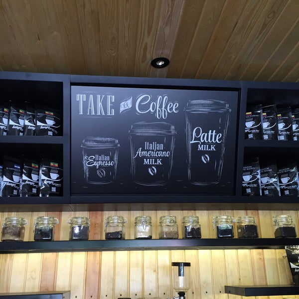 Foto diambil di Lungo Espresso Bar oleh Fly Z. pada 8/3/2015