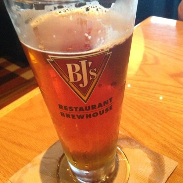 Photo taken at BJ&#39;s Restaurant &amp; Brewhouse by Jonathan K. on 8/23/2013