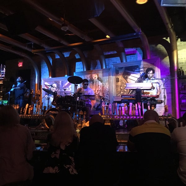 Foto tirada no(a) Copper Blues Rock Pub &amp; Kitchen por Molly M. em 9/29/2018
