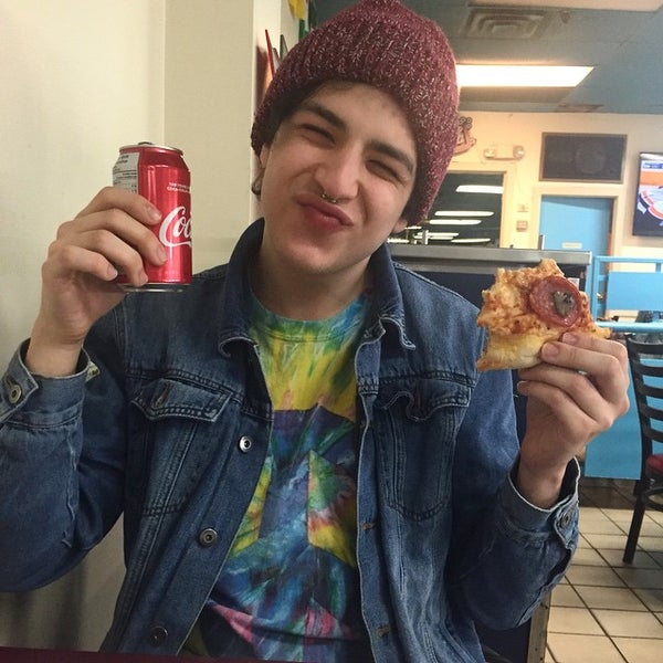 Foto diambil di Big Slice Pizza oleh Eden R. pada 4/26/2015