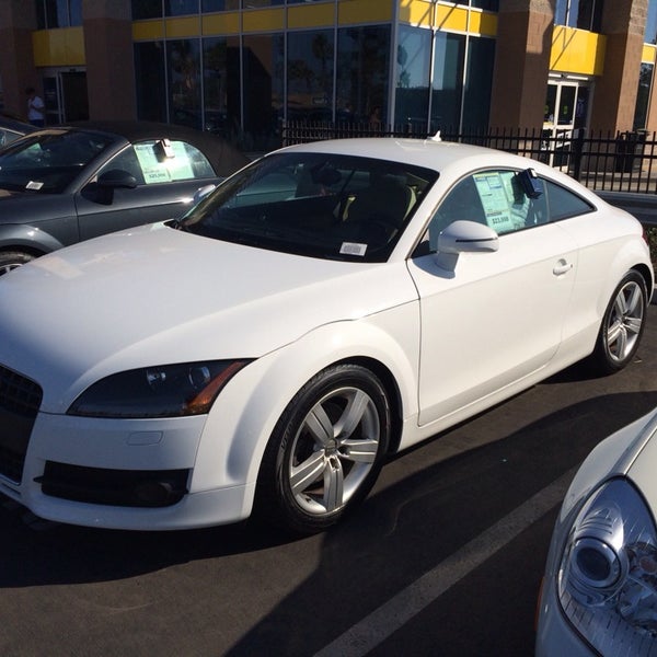 CarMax Car Dealership in Oxnard