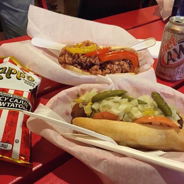 Foto tomada en Steve&#39;s Hot Dogs &amp; Burgers  por Eric N. el 5/2/2015