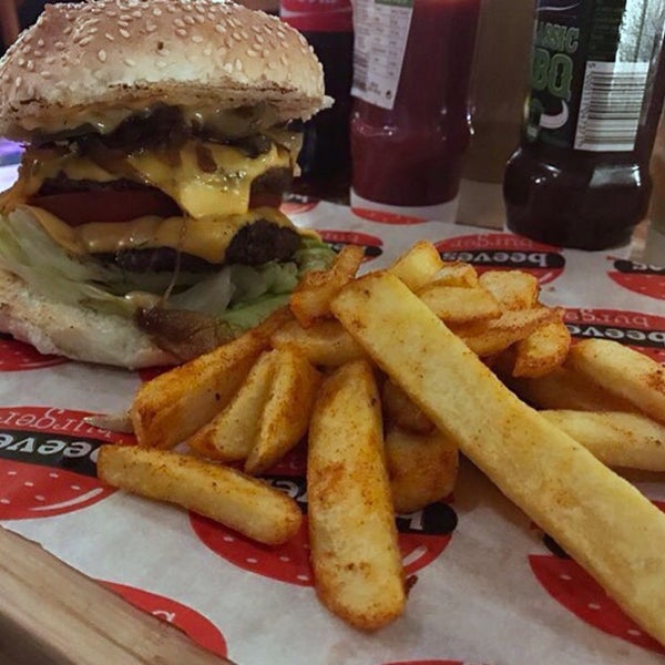 4/3/2018 tarihinde ᵒᶰᵘʳ ʰ.ziyaretçi tarafından Beeves Burger&amp;Steakhouse'de çekilen fotoğraf