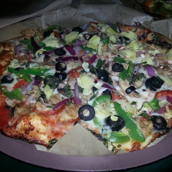 Das Foto wurde bei Pieology Pizzeria von Natalie P. am 9/30/2013 aufgenommen