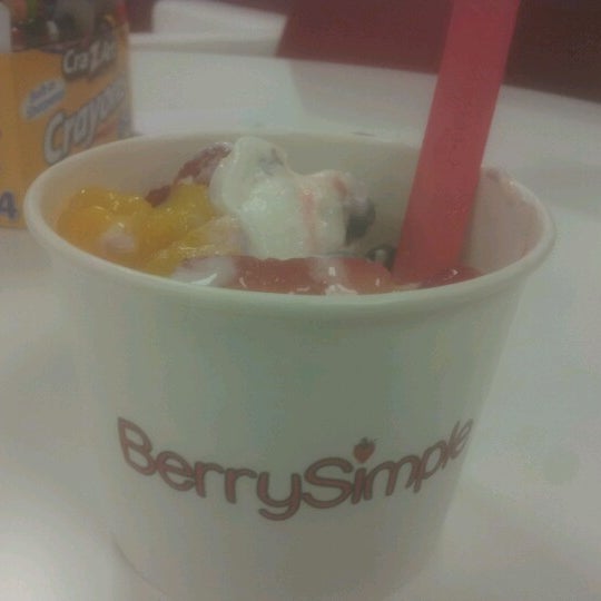 รูปภาพถ่ายที่ BerrySimple Yogurt โดย Jaime S. เมื่อ 1/11/2013