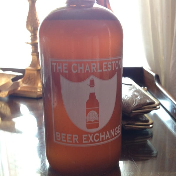 Foto tirada no(a) Charleston Beer Exchange por Sarah J. em 7/23/2013